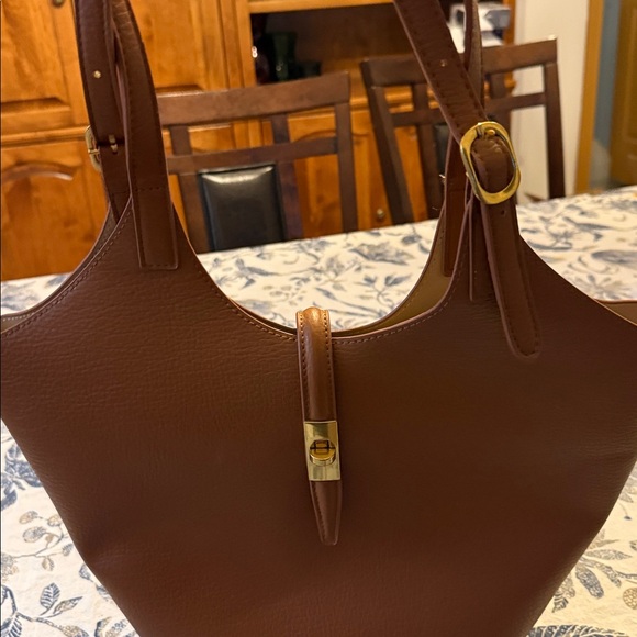 Elegant Brown Leather Tote Bag - Picture 2 of 8